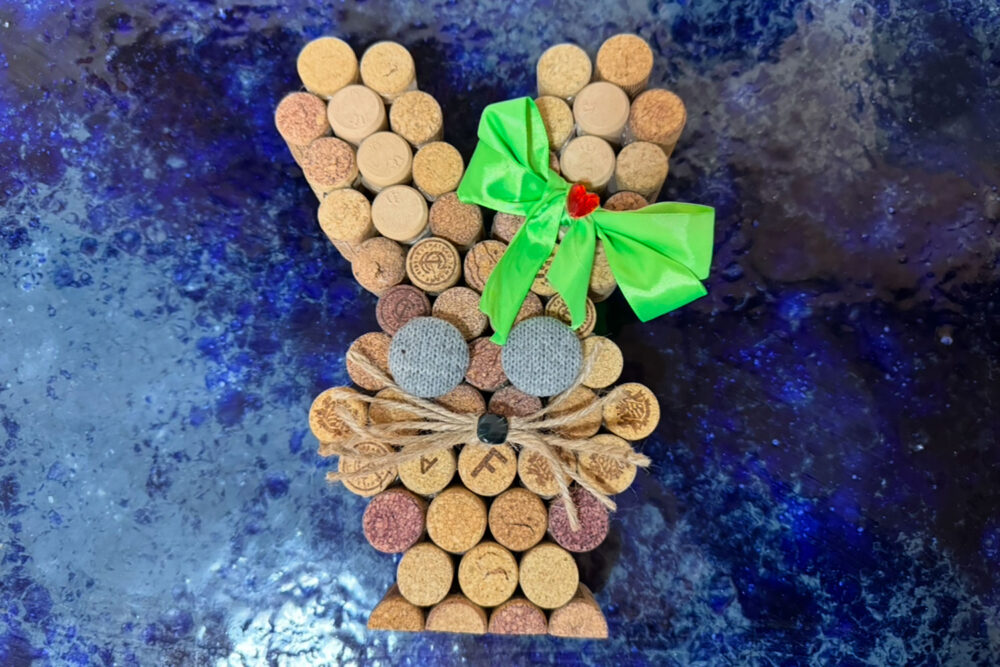 Фигурка «Зайчик с лентой» из винных пробок